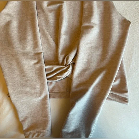 NWOT -  Lululemon Tuck and Gather Pullover Size 6 - Picture 3 of 3